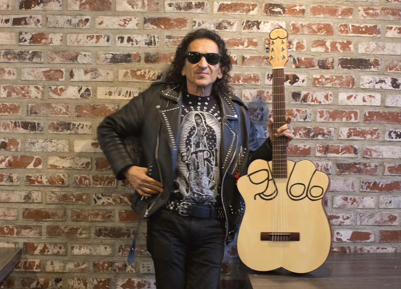 Alex Lora joven tocando guitarra en Ciudad de Álex Lora joven tocando guitarra en Ciudad de México