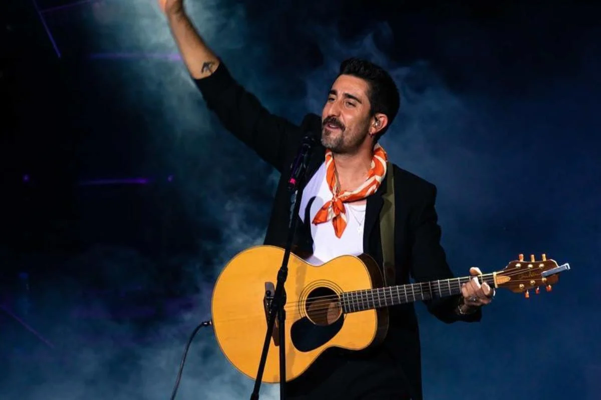 Alex Ubago cantando en concierto durante gira internacional Álex Ubago cantando en concierto durante gira internacional