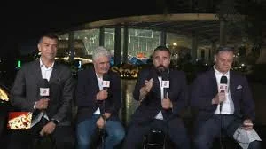 Alvaro Morales interactuando con aficionados durante evento deportivo Álvaro Morales interactuando con aficionados durante evento deportivo