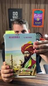 Estudiantes usando libro Algebra Estudiantes usando libro Álgebra