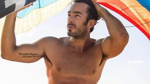 Aaron Diaz modelando para campana internacional Aarón Díaz modelando para campaña internacional