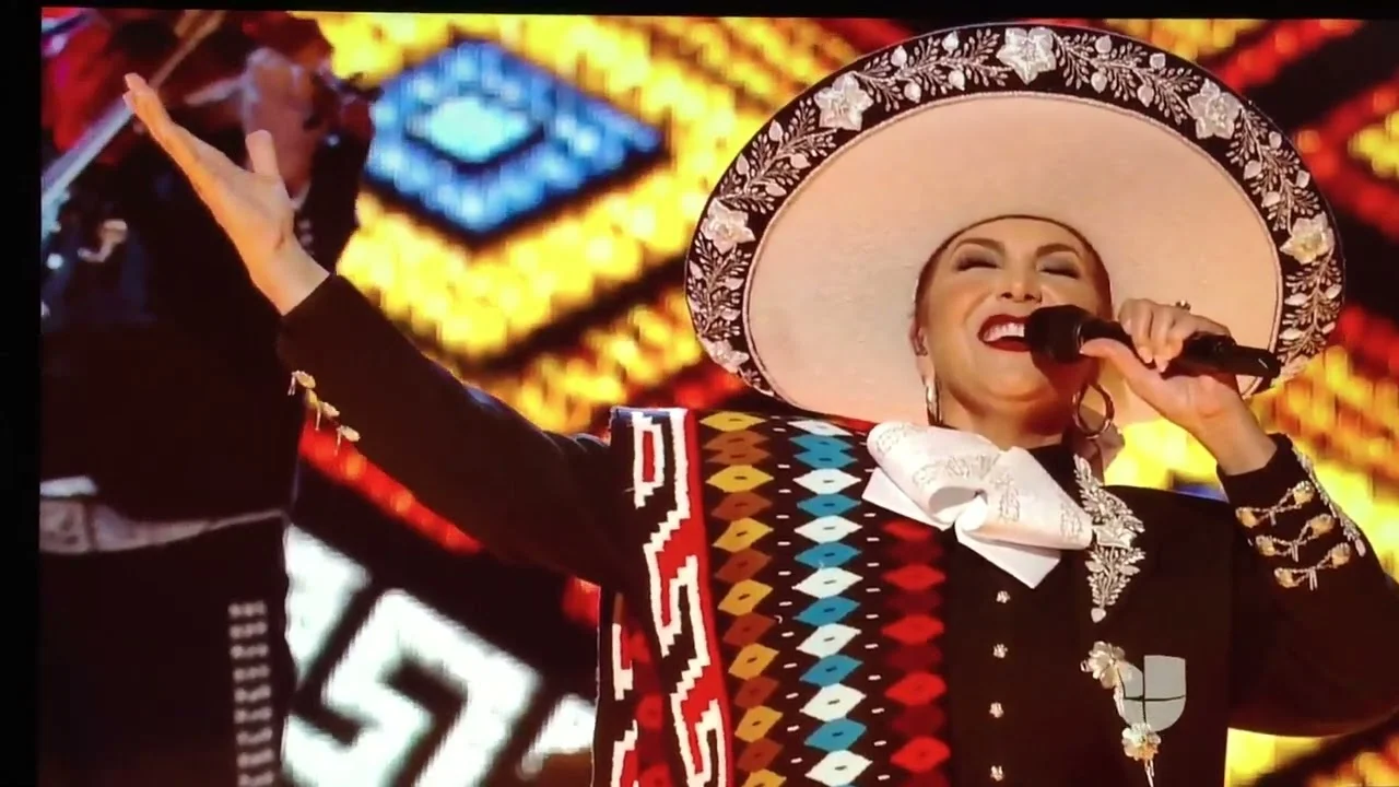 Aida Cuevas interpretando rancheras en concierto Aída Cuevas interpretando rancheras en concierto