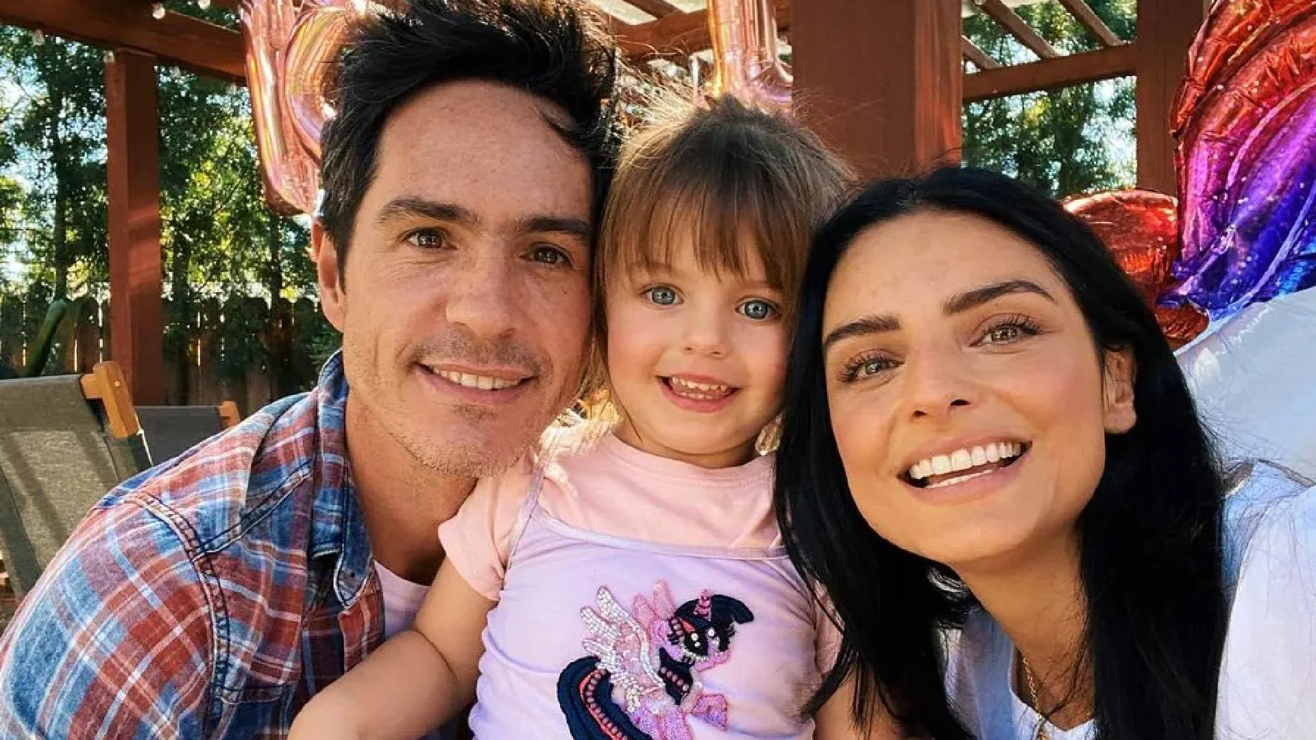 Aislinn Derbez de nina junto a su familia en Ciudad de Aislinn Derbez de niña junto a su familia en Ciudad de México