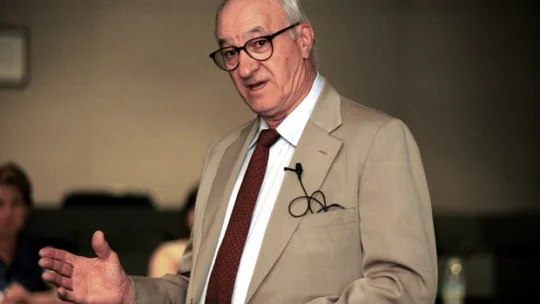 Albert Bandura durante una conferencia sobre psicologia social Albert Bandura durante una conferencia sobre psicología social