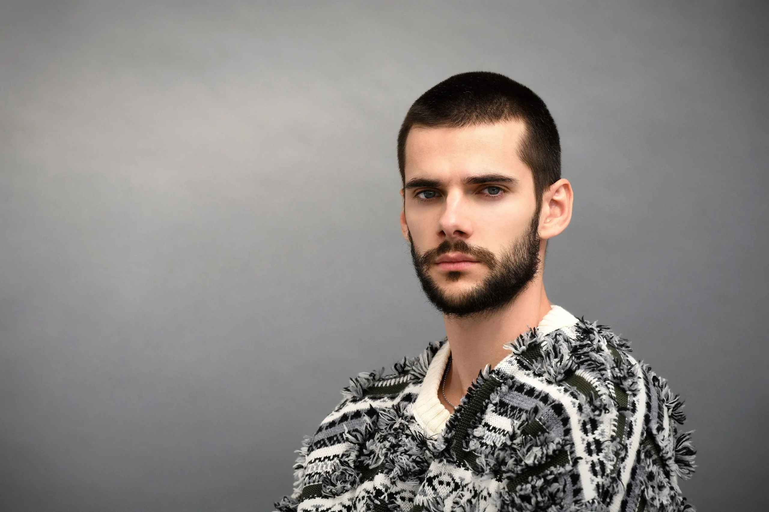 Alvaro Rico posando para una sesion fotografica scaled Álvaro Rico posando para una sesión fotográfica