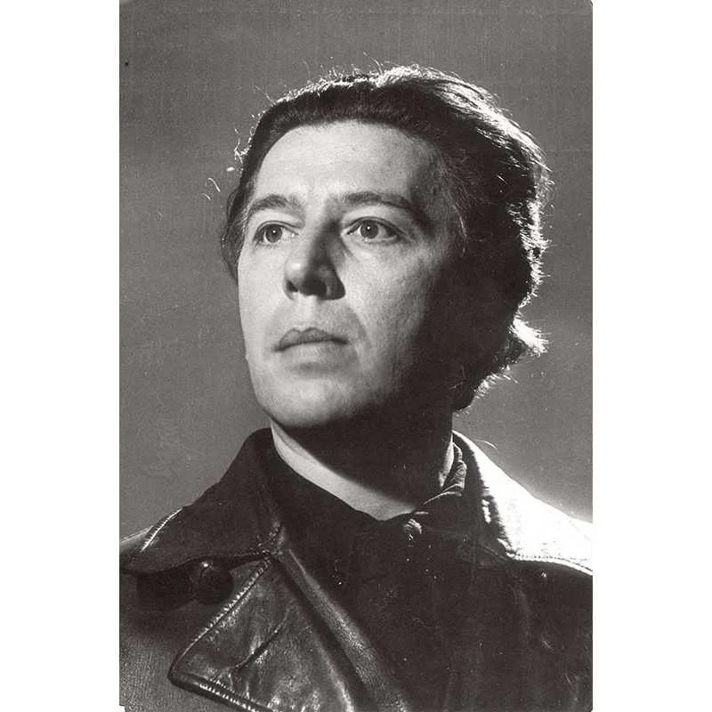 Andre Breton joven sentado en un cafe parisino André Breton joven sentado en un café parisino
