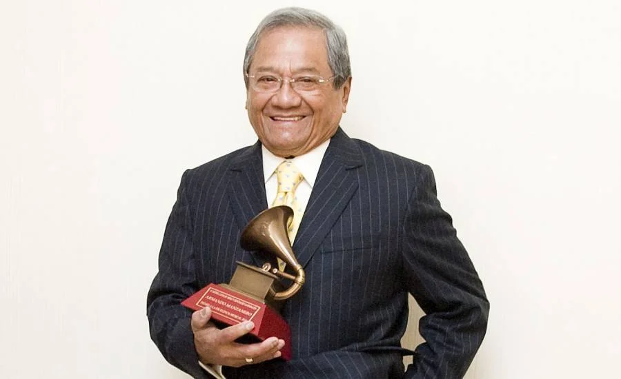 Armando Manzanero recibiendo un premio internacional