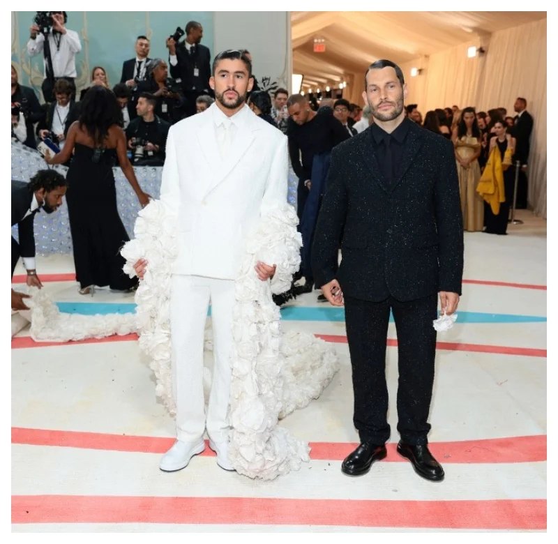 Bad Bunny estilo vanguardista en alfombra roja Bad Bunny estilo vanguardista en alfombra roja