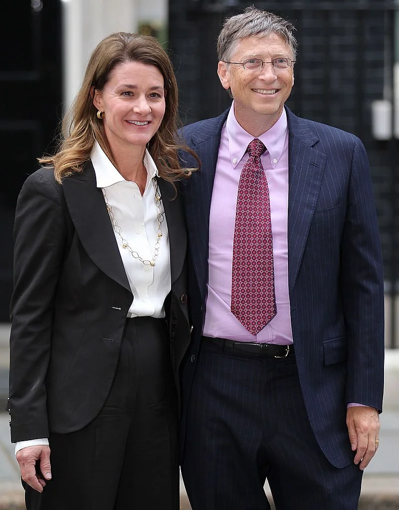 Bill Gates junto a Melinda Gates supervisando proyectos filantrópicos