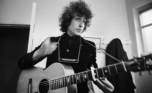 Bob Dylan joven guitarra escena folk anos sesenta Bob Dylan joven guitarra escena folk años sesenta