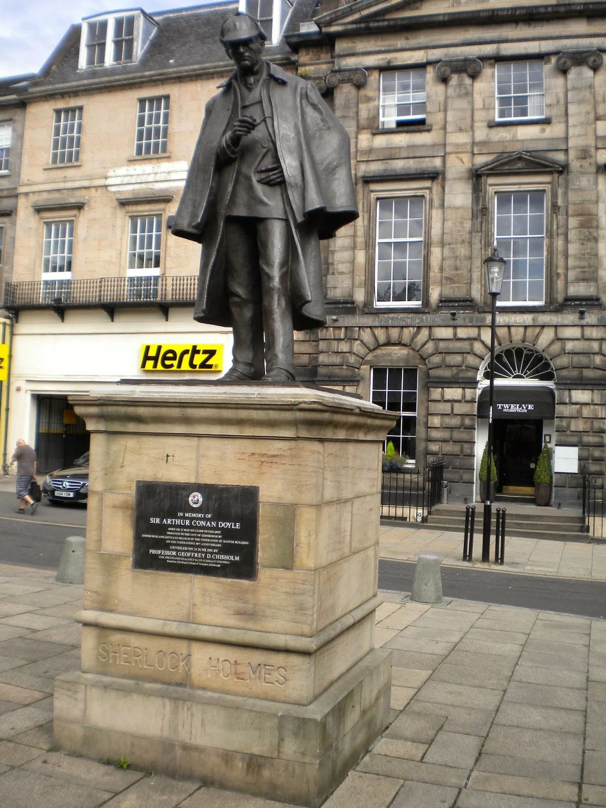 Edimburgo fue el escenario vida y obra del escritor Edimburgo fue el escenario vida y obra del escritor.