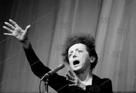 Edith Piaf actuando en el Olympia de Paris Édith Piaf actuando en el Olympia de París