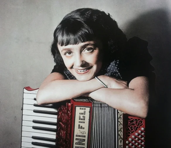 Edith Piaf joven cantando en las calles de Paris Édith Piaf joven cantando en las calles de París