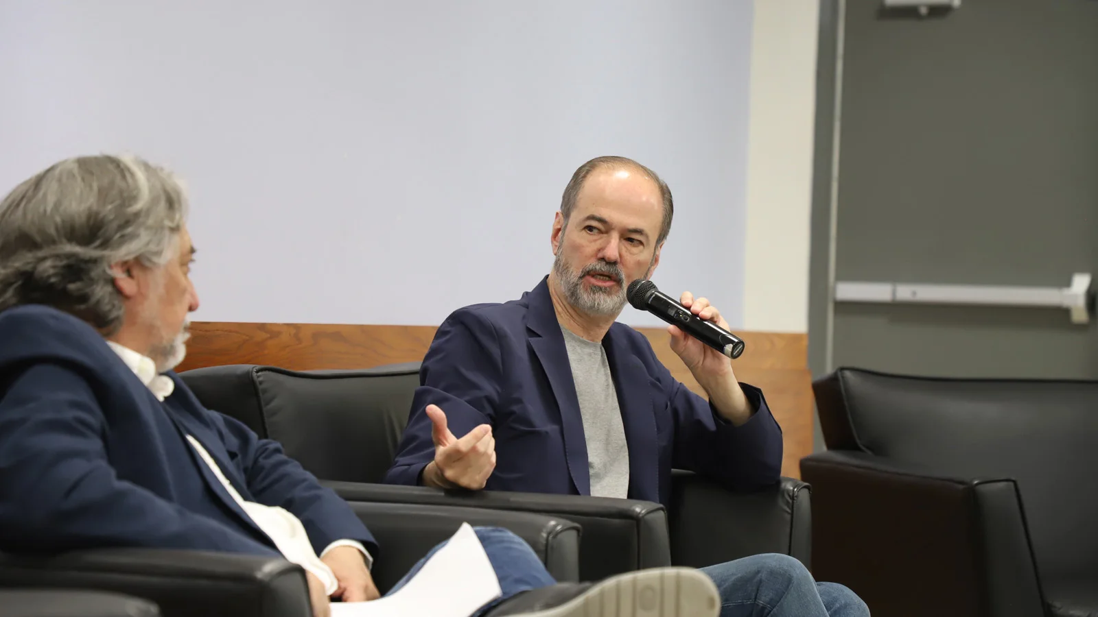 Juan Villoro escritor mexicano en una charla Juan Villoro escritor mexicano en una charla