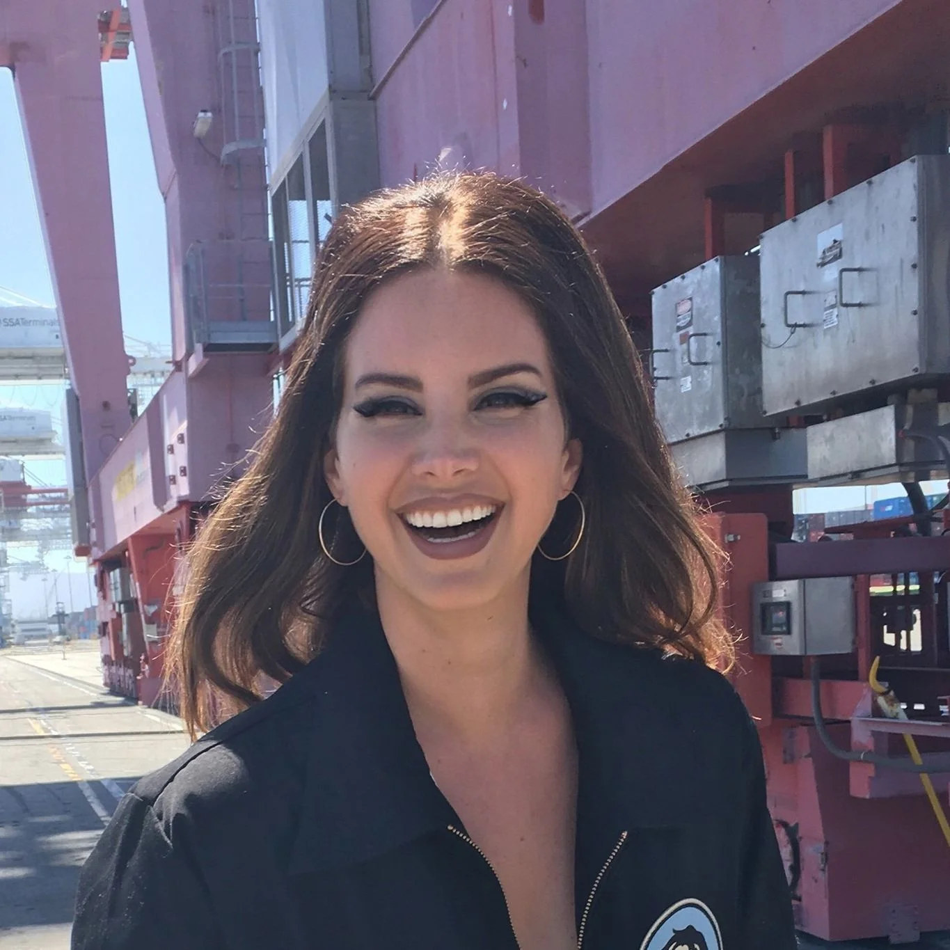 Lana Del Rey en su juventud sonriendo frente a una camara Lana Del Rey en su juventud sonriendo frente a una cámara
