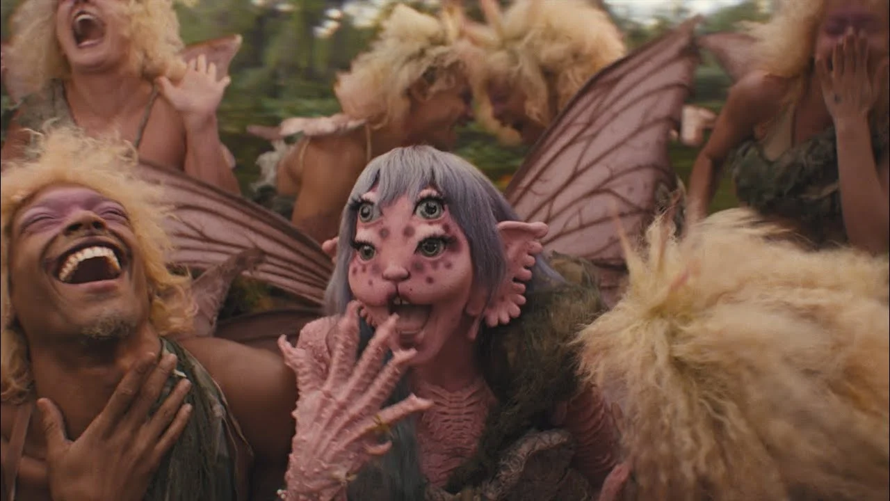 Melanie Martinez dirigiendo un video musical Melanie Martínez dirigiendo un video musical