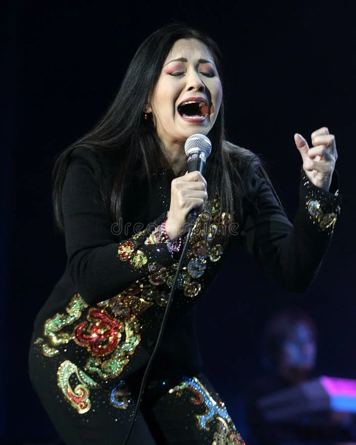 Retrato de Ana Gabriel en concierto cantando emocionada Retrato de Ana Gabriel en concierto, cantando emocionada